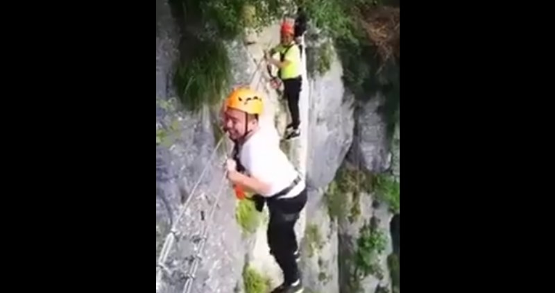 Snimka dana! Tip sa strahom od visine dovršio je uspon na poseban način, ovo morate vidjeti