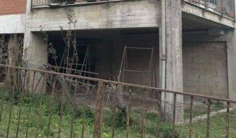 Fotka iz Bosne ostavila je internet u čudu, tip je parkirao kamper prikolicu na balkon na prvom katu