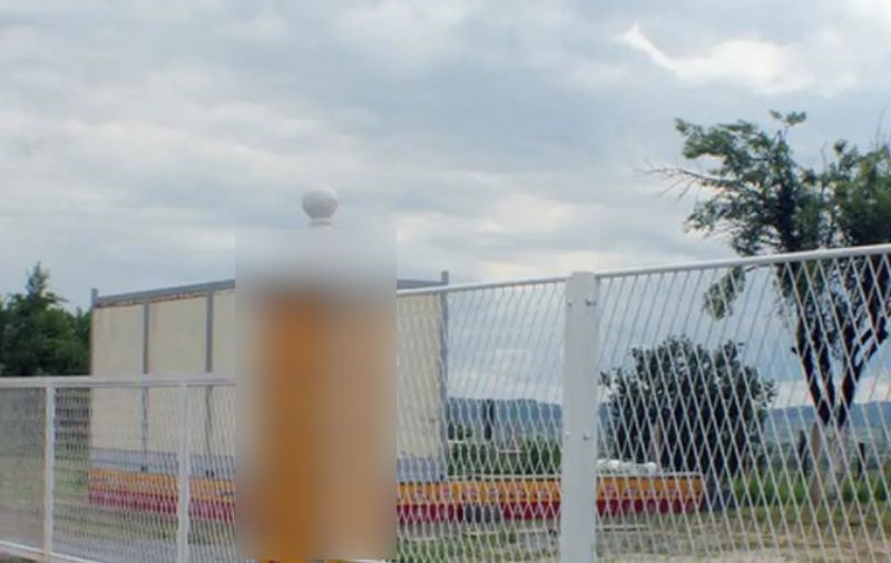 Garantiramo, bizarnija ograda ne postoji. Morate vidjeti što je ovaj Hrvat napravio na ulazu