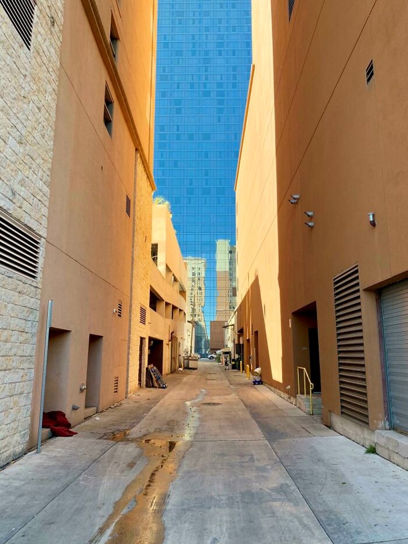 Zgrada u pozadini izgleda kao nebo