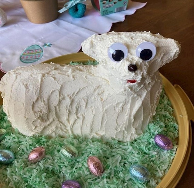 Inače sam ja zadužena da ukrasim janje za uskršnji ručak, ali ove godine je svekrva inzistirala da onda to napravi