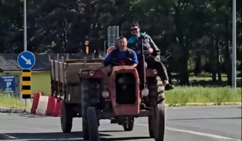 Scena iz Srbije širi se regijom, morate vidjeti gdje su se ova dvojica uputili traktorom