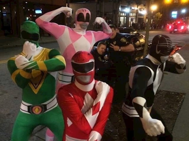 Fotka ne bi bila zanimljiva bez ovih policajaca. :)