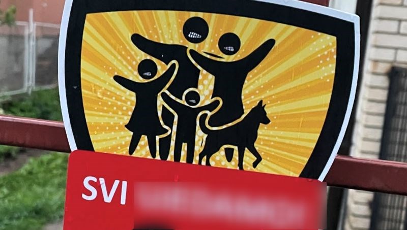 Obitelj iz Srbije postavila je znak upozorenja u dvorište, njihovoj kući više nitko ne prilazi!