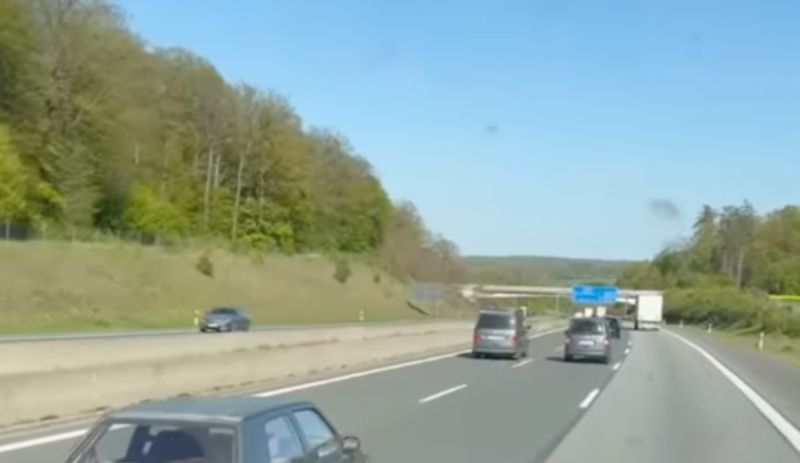 Vozio se autocestom u Njemačkoj, a onda se šokirao kad je vidio tko ga pretječe, snimka je hit!