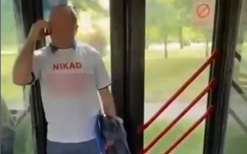 Tip iz Srbije pojavio se u vrlo neobičnoj majici, svi u busu su ga odmah morali fotkati