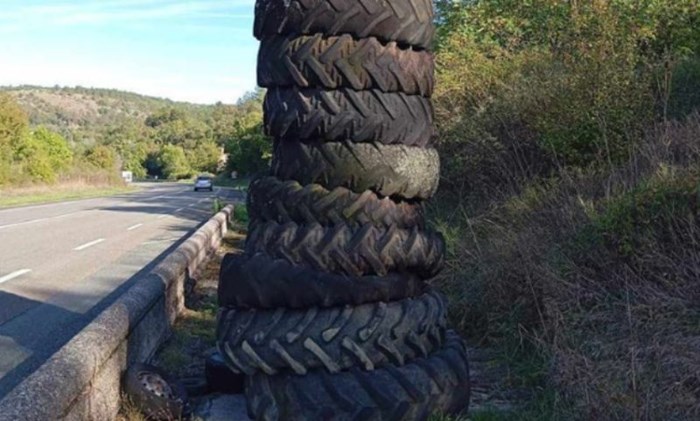 Vozači su se šokirali kad su shvatili što se skriva iza guma kraj ceste, ovo morate vidjeti!