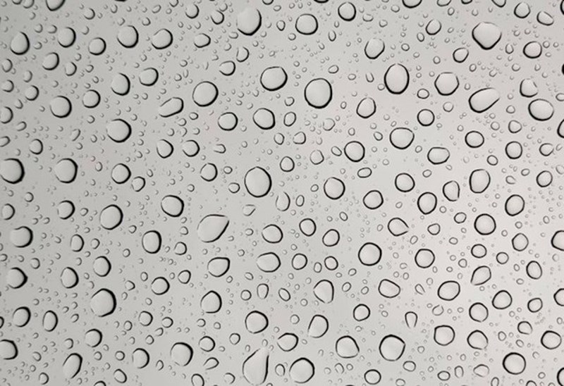 Kaplice kiše na krovnom prozoru.