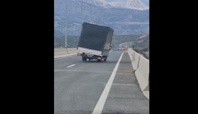 Nevjerojatna snimka pokazuje što se dogodi kad kamion vozi Maslenicom po buri, ovo je strašno!