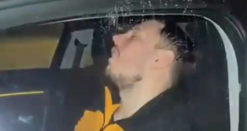 Tip je zaspao za volanom, čitav internet umire od smijeha zbog načina na koji se probudio