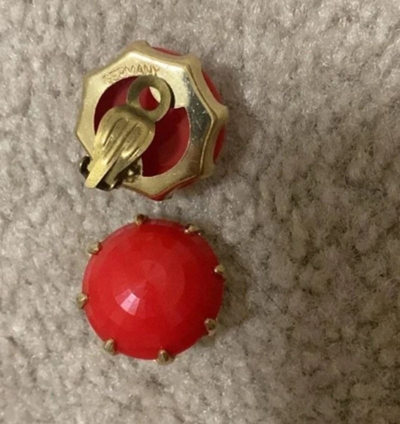 4. “Obje su otprilike veličine četvrtine, ali crvene na vrhu i zlatne na dnu. Vrlo lagane i izrađene od metala i plastike. Što je to?''