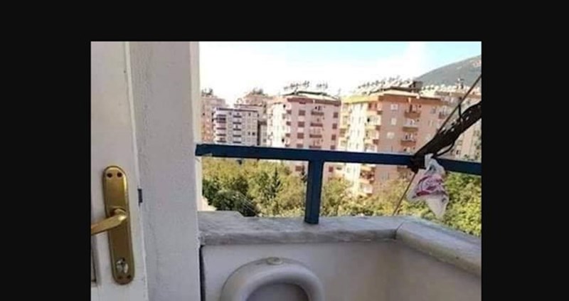 Bizarna fotka iz Bugarske je pravi hit, morate vidjeti što je tip instalirao na balkon