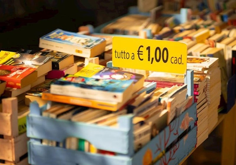 Porez je uključen u prikazanu cijenu. U SAD-u su iskazane cijene prije poreza