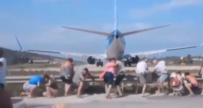 Odlučili su stati iza aviona koji se sprema za polijetanje, ostali su šokirani kad je upalio motore