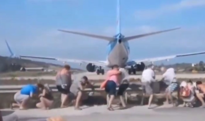 Odlučili su stati iza aviona koji se sprema za polijetanje, ostali su šokirani kad je upalio motore