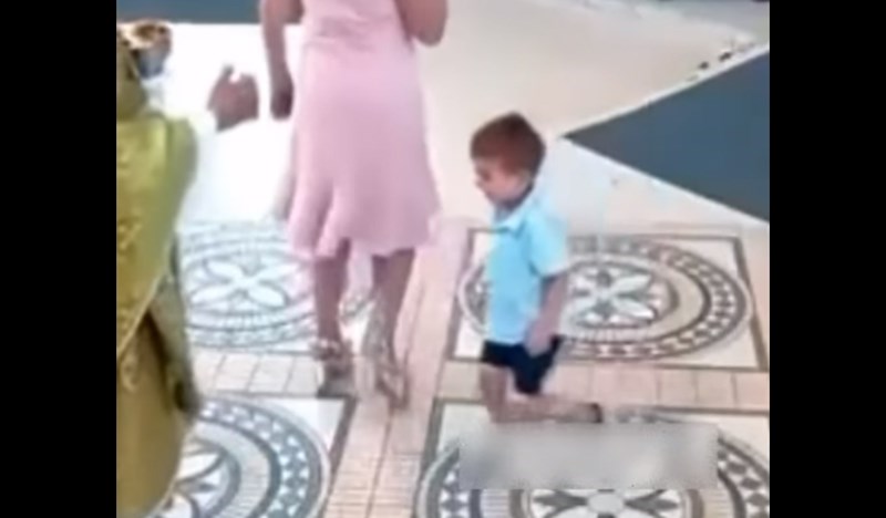 Klinac je došao primiti pričest, jednostavno morate vidjeti što je napravio ispred svećenika