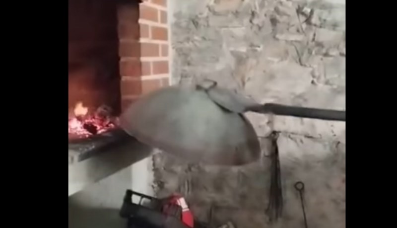 Dijeli se urnebesna scena iz Dalmacije, morate vidjeti kako su majstori stavili peći meso