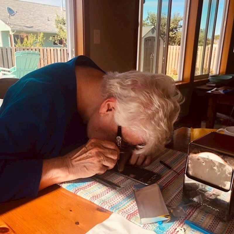 Moja mama je 30 godina radila u draguljarnici i kad sam joj rekao da mi se pokvario iphone, samo je rekla: "prepusti to meni!"