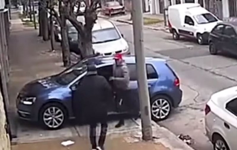 Tipu su usred bijela dana išli ukrasti auto, snimka je postala hit zbog toga kako su zaustavljeni!