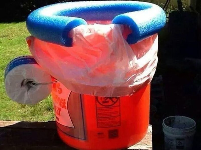 Cura nije htjela na kampiranje jer nema WC. Rješenje: