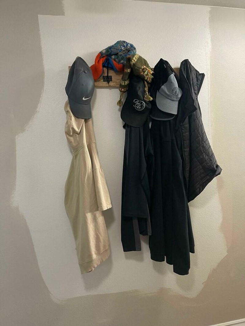 Svoje kape uvijek stavlja preko moje odjeće