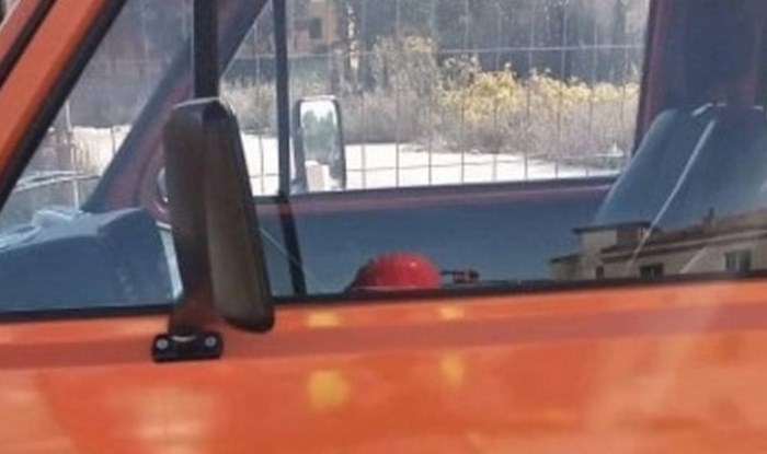 Samo u Dalmaciji: Morate vidjeti kakav je natpis tip zalijepio na svoj kombi