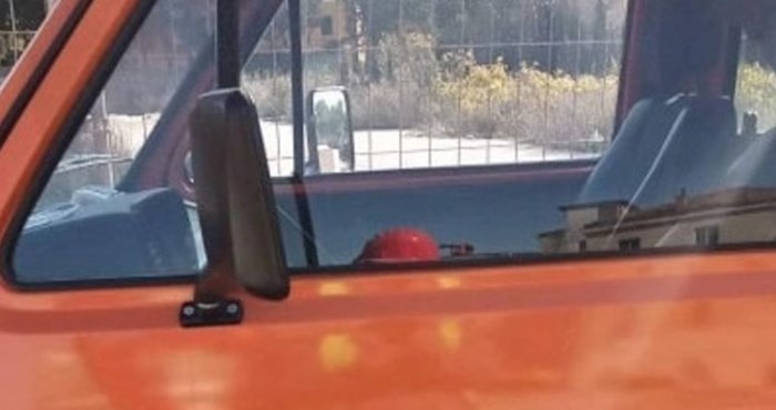 Samo u Dalmaciji: Morate vidjeti kakav je natpis tip zalijepio na svoj kombi