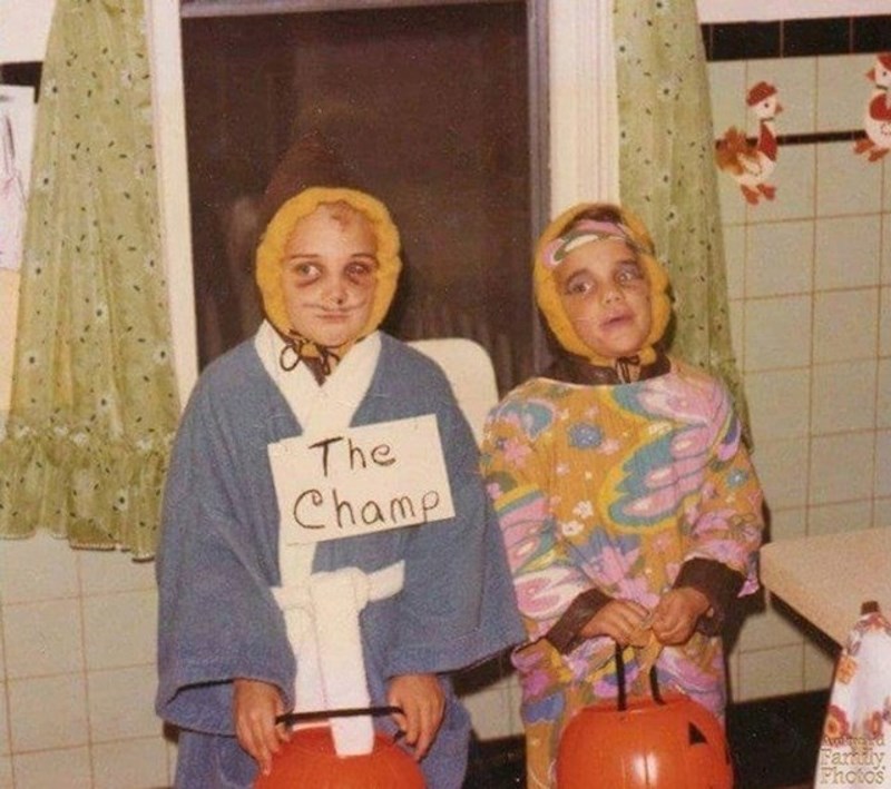 "Moja sestra i ja u 70-ima. Bio sam nespretno dijete i dobio sam modricu na oku neposredno prije Noći vještica, pa je mama smislila kostim koji se slaže uz to. Jedina šminka koju imam na licu su brkovi"