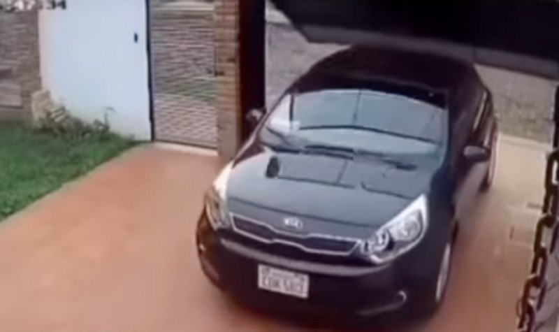 Tip je zapeo autom za ogradu, ali scena je postala viralna zbog onog što se dogodilo nakon