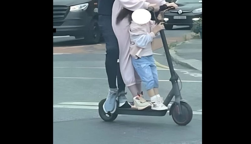 Širi se nevjerojatna fotka čitave obitelji na romobilu, morate vidjeti najluđi detalj na vrhu!