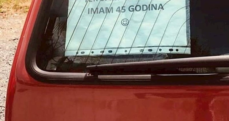 Prolaznik je slikao zanimljivu poruku na starom Fiatu, evo što je vozač napisao ostalima