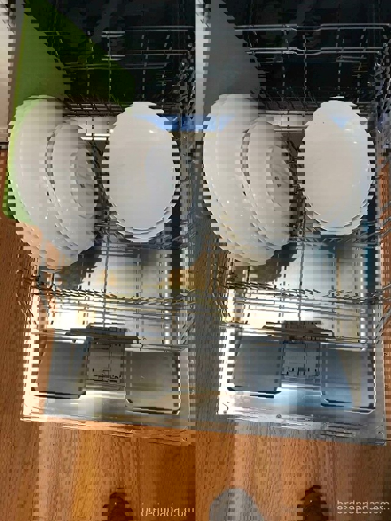 Moja svekrva je kod nas par dana i ovako ona puni perilicu za suđe