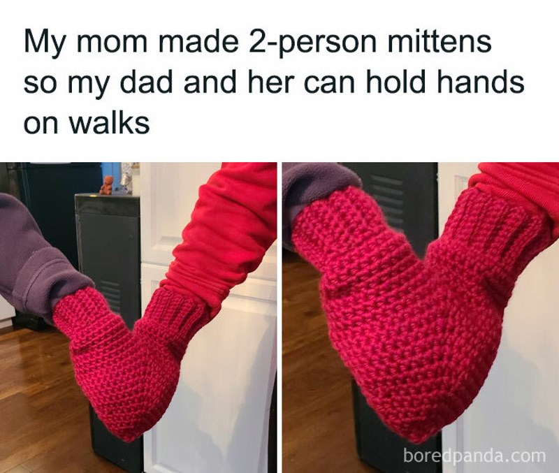 Mama je napravila dvostruku rukavicu tako da se može držati za ruku s tatom