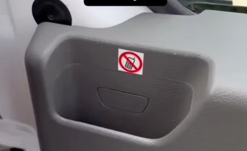Kupio je auto s pretincem u koji je zabranjeno staviti mobitel, možete li pogoditi zašto?