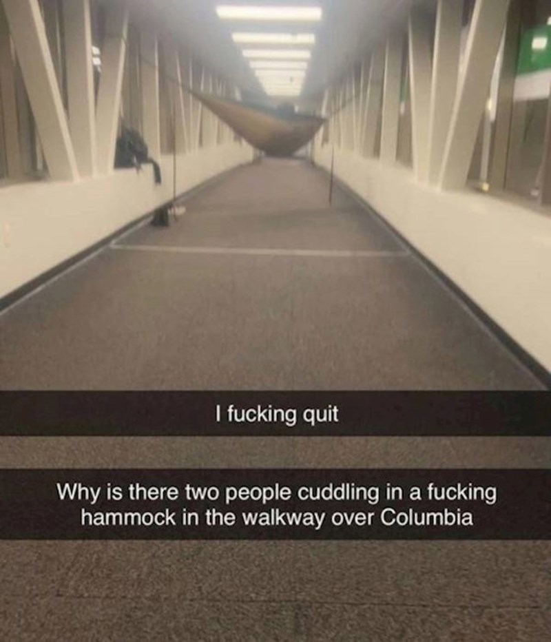 Ovo je most preko ceste, netko je objesio viseću mrežu i blokirao prolaz