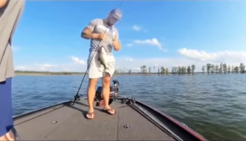 Ovakav bijeg ribe s udice još nije viđen, ljudi su oduševljeni trikom koji je izvela