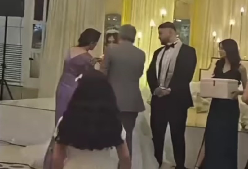 Je li ovo najluđi poklon na svadbi ikad? Morate vidjeti što je kum donio u salu mladođenji