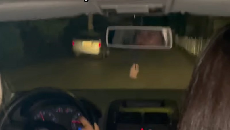 Širi se video djevojaka koje rade nevjerojatno opasnu stvar u vožnji, pogledajte što su izvele