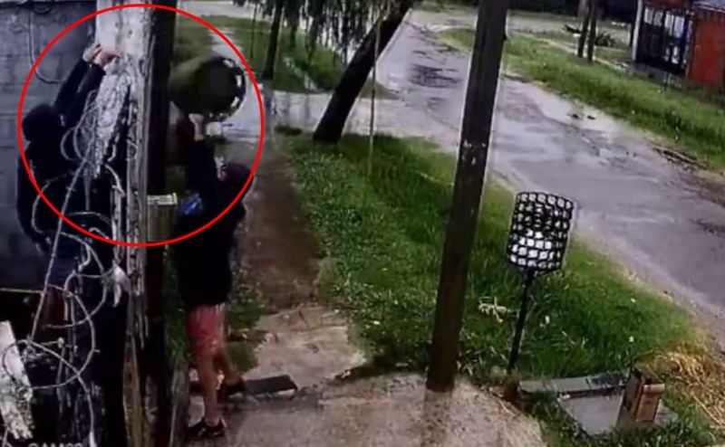 Išli su ukrasti plinsku bocu, ljudi pišu da su snimku pogledali 20 puta koliko je urnebesna