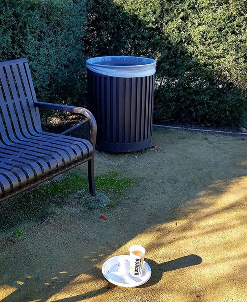 Dobro da koš za smeće nije svega dva koraka dalje...