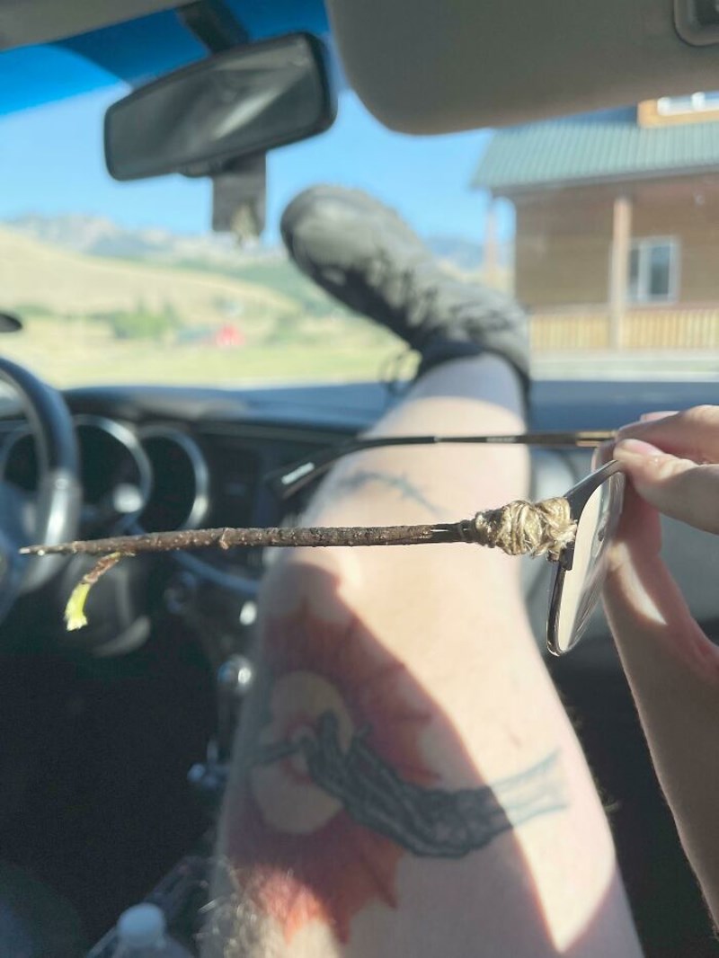 Pukle su mu naočale na kampiranju