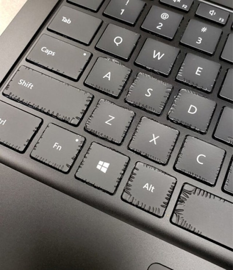 Tvrtka koja radi je uvela obaveznu dezinfekciju uređaja, ovo je njegov novi laptop od 15 tisuća kuna