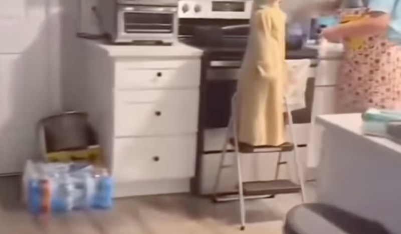 Tata i sin ostali su sami u kući jedno prijepodne, morate vidjeti što je mama zatekla kad se vratila