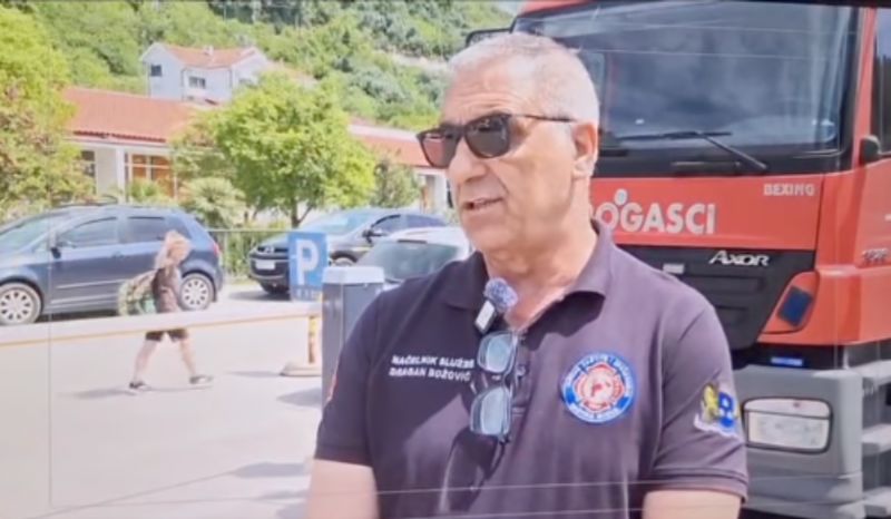 Vatrogasac je davao izjavu za TV, odvalit ćete od smijeha kad vidite što se događa u pozadini