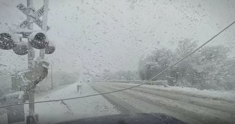 Namjerno su vozili preko 100 km/h na zaleđenoj autocesti i snimali se, video se širi brzinom munje