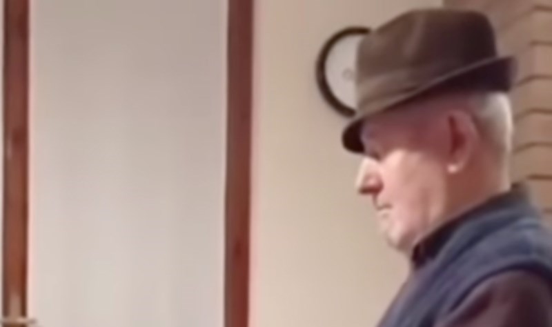 Ovaj djed je skužio kako piti vino, a da mu žena ne primijeti. Video je apsolutni hit!