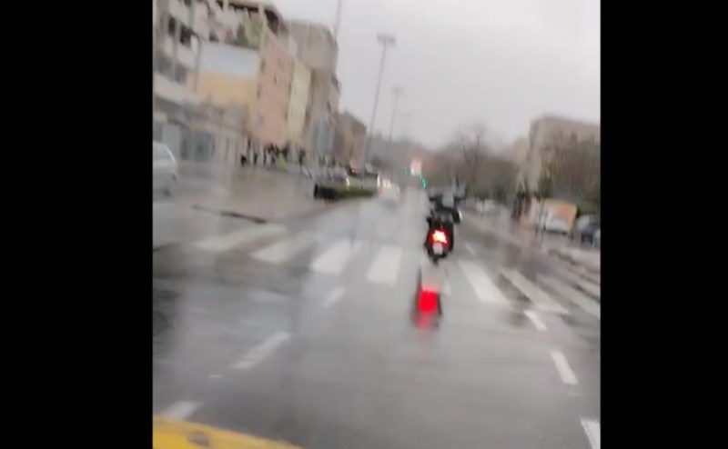 Odavno nismo vidjeli bizarniju scenu od ove iz Splita. Kužite li što radi tip na motoru?