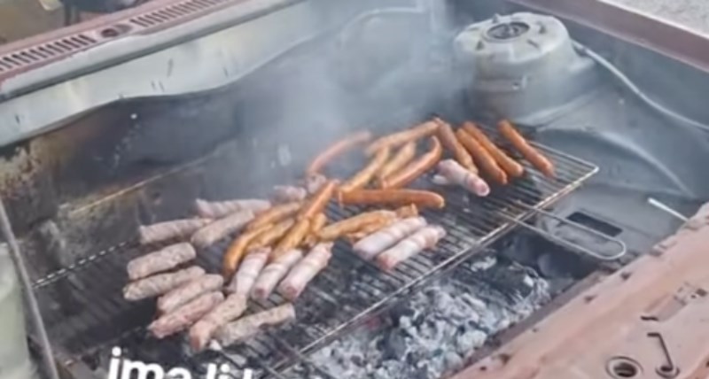 Srbi su osmislili najluđi prvomajski roštilj ikad, morate vidjeti u čemu peku meso