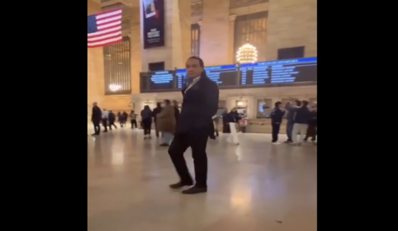 Pogledajte ovaj video, nećete moći vjerovati kad shvatite što tip zapravo radi