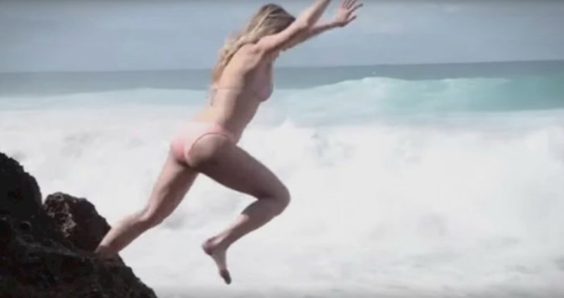 Odlučila je skočiti sa stijene u more i sad je, naravno, zvijezda na internetu